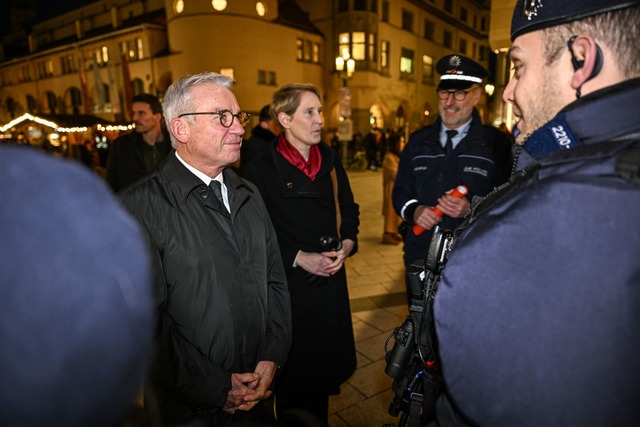 Nach dem Anschlag auf dem Weihnachtsma...er die Sicherheitslage  (Foto-aktuell)  | Foto: Marius Bulling/dpa