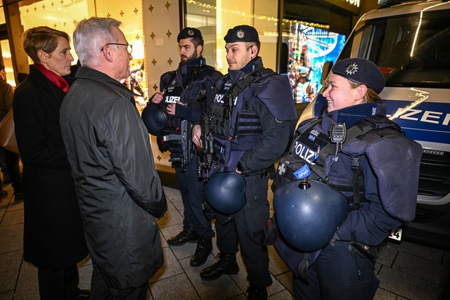 Nach dem Anschlag auf dem Weihnachtsma...er die Sicherheitslage  (Foto-aktuell)  | Foto: Marius Bulling/dpa