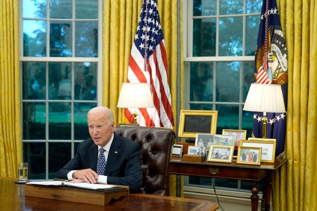 US-Pr&auml;sident Joe Biden im Oval Office. (Archivbild)  | Foto: Mark Schiefelbein/AP/dpa