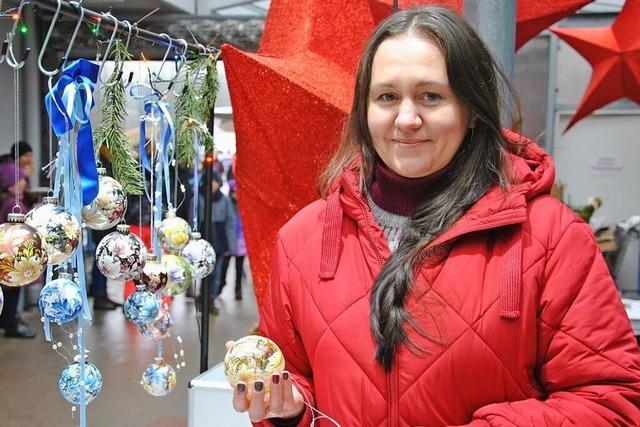 Diese Knstlerin bringt mit Weihnachtskugeln ein Stck ukrainischer Weihnachtskultur an den Hochrhein