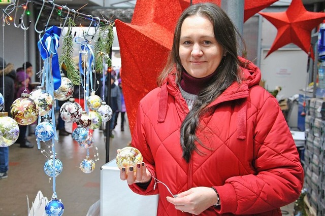 Olena Yevtushenko mit  ihren Weihnachtskugeln  | Foto: Ralph Fautz