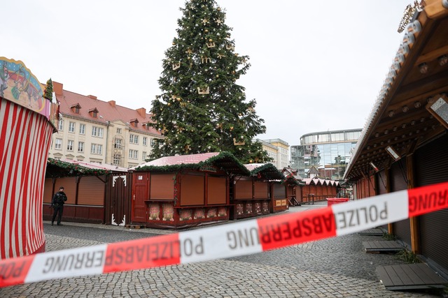 Die Gassen auf dem Markt wurden abgesperrt.  | Foto: Jan Woitas/dpa