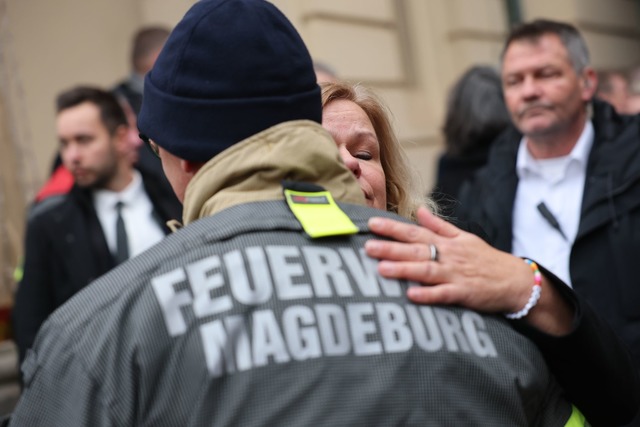 Emotionale Szenen: Bundesinnenministerin Faeser tauschte sich mit Rettern aus.  | Foto: Jan Woitas/dpa