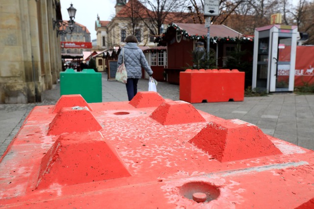 Bislang ist unklar, wie der T&auml;ter...f den Weihnachtsmarkt gelangen konnte.  | Foto: Peter Gercke/dpa-Zentralbild/dpa