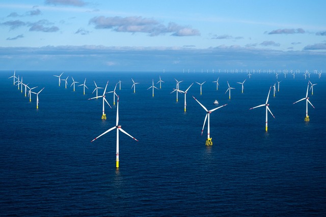 Die Offshore-Windkraft soll in den kom...eutlich ausgebaut werden. (Archivbild)  | Foto: Sina Schuldt/dpa