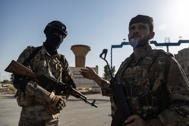 Die Kurden rechnen mit einem Angriff d...uuml;ndeten auf die Grenzstadt Kobane.  | Foto: Baderkhan Ahmad/AP/dpa