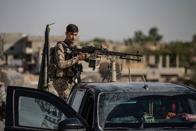 Besonders um die Stadt Kobane an der G...chnen mit einem Angriff auf die Stadt.  | Foto: Baderkhan Ahmad/AP/dpa