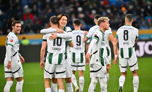 Gladbach bejubelt den Sieg bei der TSG Hoffenheim.  | Foto: Jan-Philipp Strobel/dpa