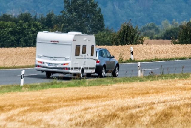 Im Gewerbepark ist es zwischen Freitag...wagen-Diebstahl gekommen. (Symbolfoto)  | Foto: Robert Michael (dpa)