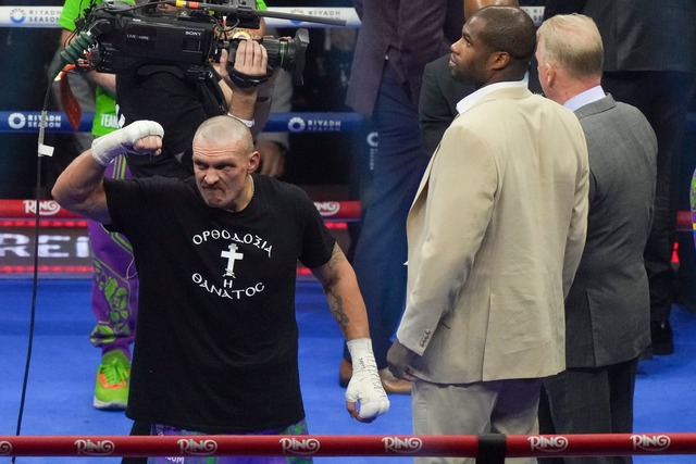 Box-Weltmeister Oleksandr Usyk (links)... f&uuml;r den n&auml;chsten Mega-Kampf  | Foto: Frank Augstein/AP/dpa