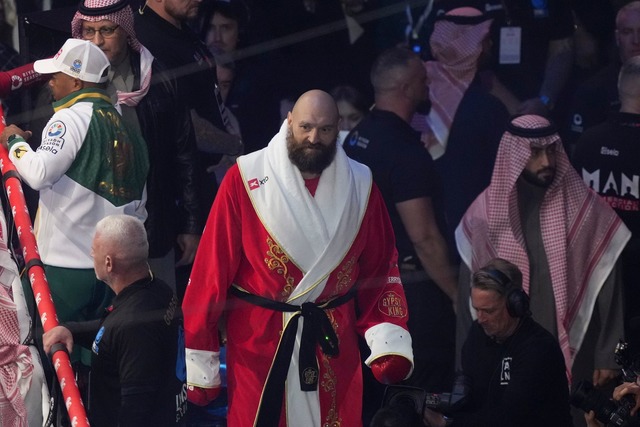 Sorgte mit seinem Outfit wieder f&uuml;r Furore: Tyson Fury  | Foto: Frank Augstein/AP/dpa