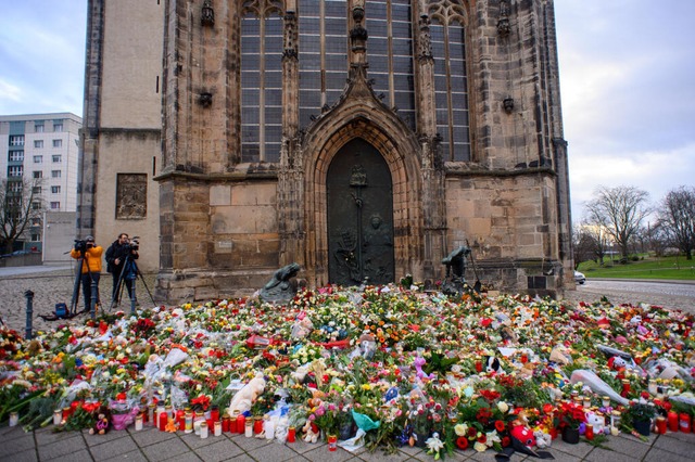 Blumen, Kerzen und Kuscheltiere liegen...ortal der Johanniskirche in Magdeburg.  | Foto: Klaus-Dietmar Gabbert (dpa)