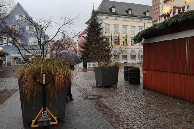 Baumkbel in den Einfahrten sollen Besucher des Orfenburger  Weihnachtsmarkts vor Anschlag schtzen