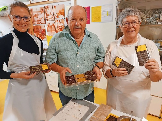 Prsentieren das fertige Naschwerk: Ruedi Berner und zwei Kursteilnehmerinnen.  | Foto: Petra Wunderle