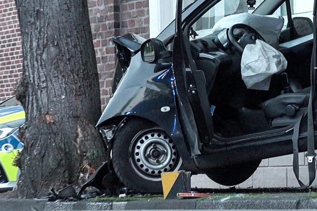 Betrunkener Autofahrer kracht in Neuenburg gegen Baum