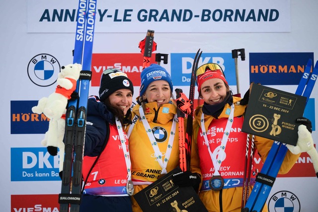 Franziska Preu&szlig; (M) und Vanessa ... bei den deutschen Skij&auml;gerinnen.  | Foto: Olivier Chassignole/AFP/dpa