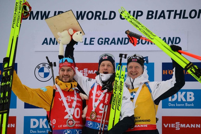 Danilo Riethm&uuml;ller (l) wird sensationell Zweiter im Massenstart.  | Foto: Olivier Chassignole/AFP/dpa