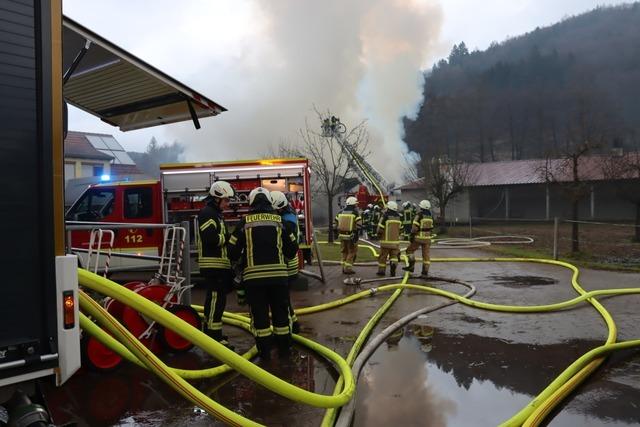 Heuballen in Brand: Feuerwehreinsatz auf dem Lohhof