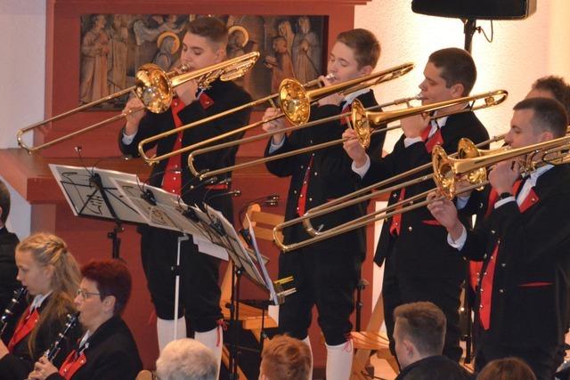 Stadtmusik Lenzkirch bietet Klangerlebnisse in illuminierter Kirche