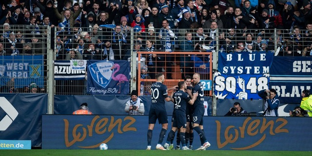 Die Bochumer Spieler feiern den 2:0-Erfolg gegen Heidenheim.  | Foto: Fabian Strauch/dpa