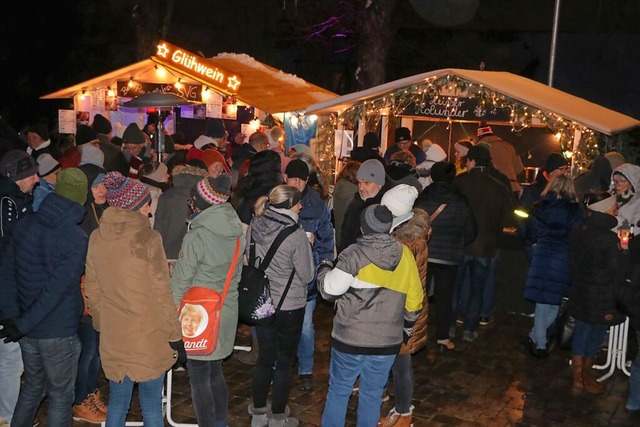 Zeitweise war auf dem Adventsmarkt  kaum noch ein Durchkommen.   | Foto: Martha Weishaar