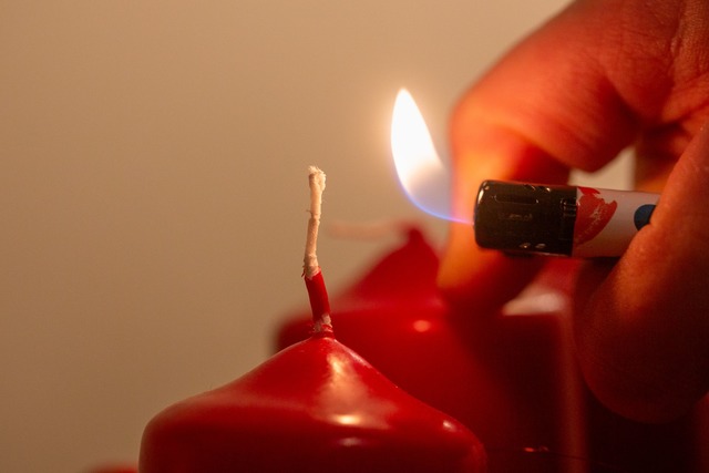 Am vierten Advent brennt der Adventskranz der 84-J&auml;hrigen. (Symbolbild)  | Foto: Fernando Gutierrez-Juarez/dpa