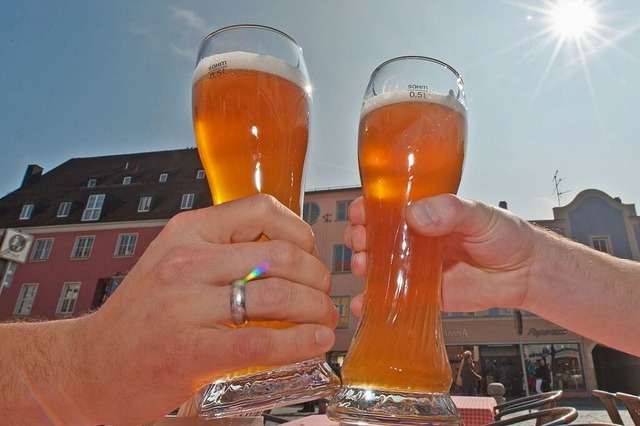 Mit einem Weizenbierglas soll  der Angeklagte zwei Mnner schwer verletzt haben  | Foto: Armin Weigel