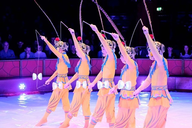 Mit atemberaubender Diabolo-Kunststck...berzeugt die Dezhou Acrobatic Troupe.  | Foto: Hubert Rderer