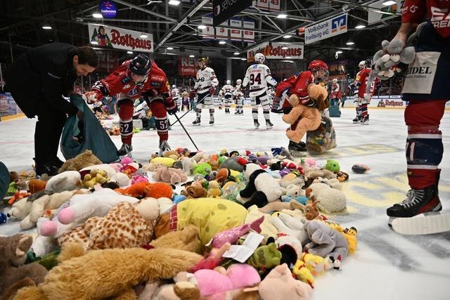 EHC Freiburg feiert Heimsieg gegen Ravensburg - und einen Plschtier-Rekord