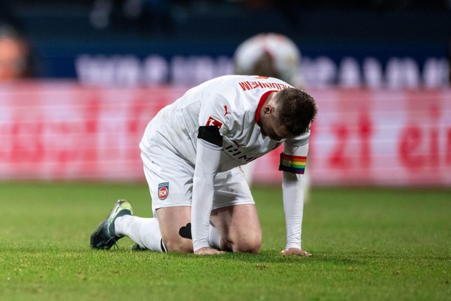 FCH-Kapit&auml;n Patrick Mainka ist nach dem Abpfiff niedergeschlagen.  | Foto: Fabian Strauch/dpa