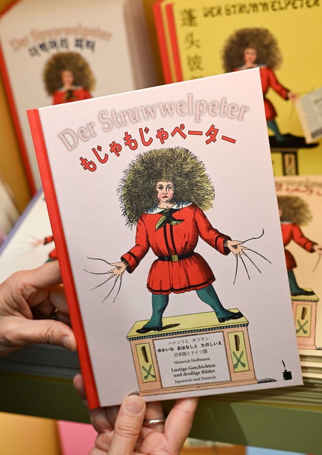 Den Struwwelpeter gibt's auch auf Koreanisch.  | Foto: Arne Dedert/dpa