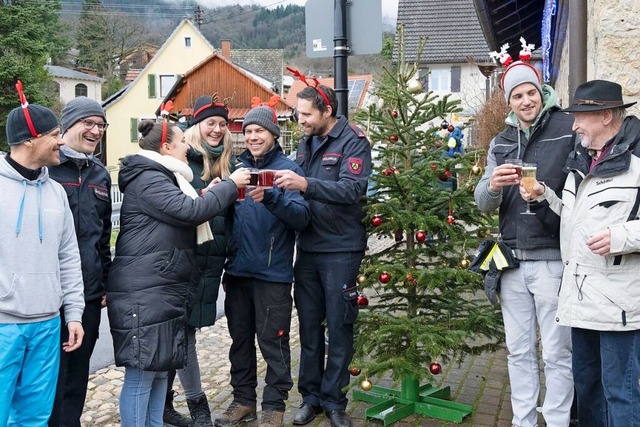 Anstoen mit Glhwein, Punsch und Sekt... Besucher der Lipburger Dorfweihnacht.  | Foto: Volker Mnch