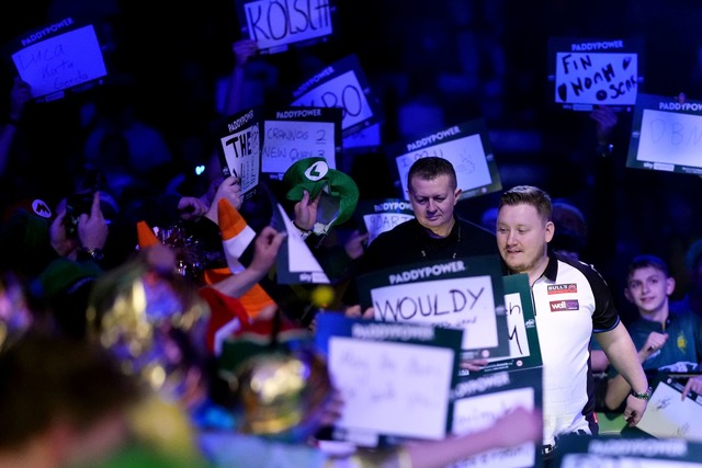 Martin Schindler beim Walk-on im Alexandra Palace.  | Foto: John Walton/PA Wire/dpa