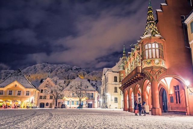 Der Freiburger Mnsterplatz mit dem hi...schen Kaufhaus im winterlichen Gewand.  | Foto: stock.adobe.com