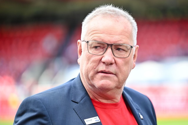 Der Vorstandsvorsitzende Holger Sanwal...ngen f&uuml;r den 1. FC Heidenheim an.  | Foto: Harry Langer/dpa