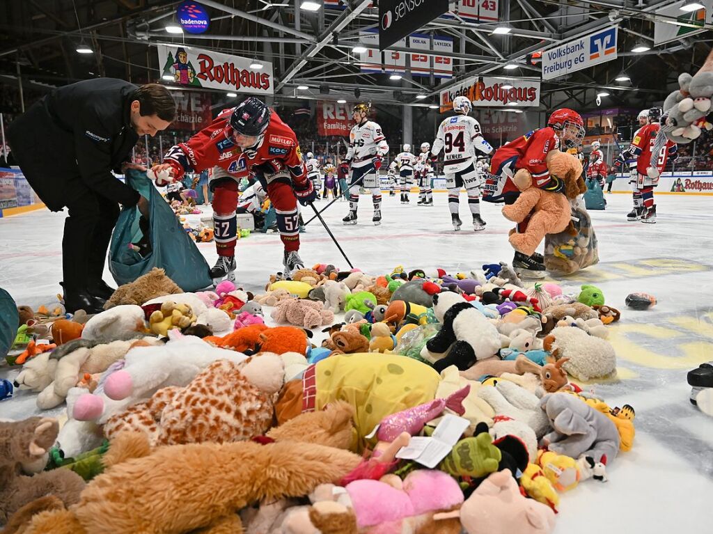 Kuscheltiere fast ohne Ende: Beim Teddy Bear Toss des EHC Freiburg gab es dieses Jahr einen neuen Rekord.