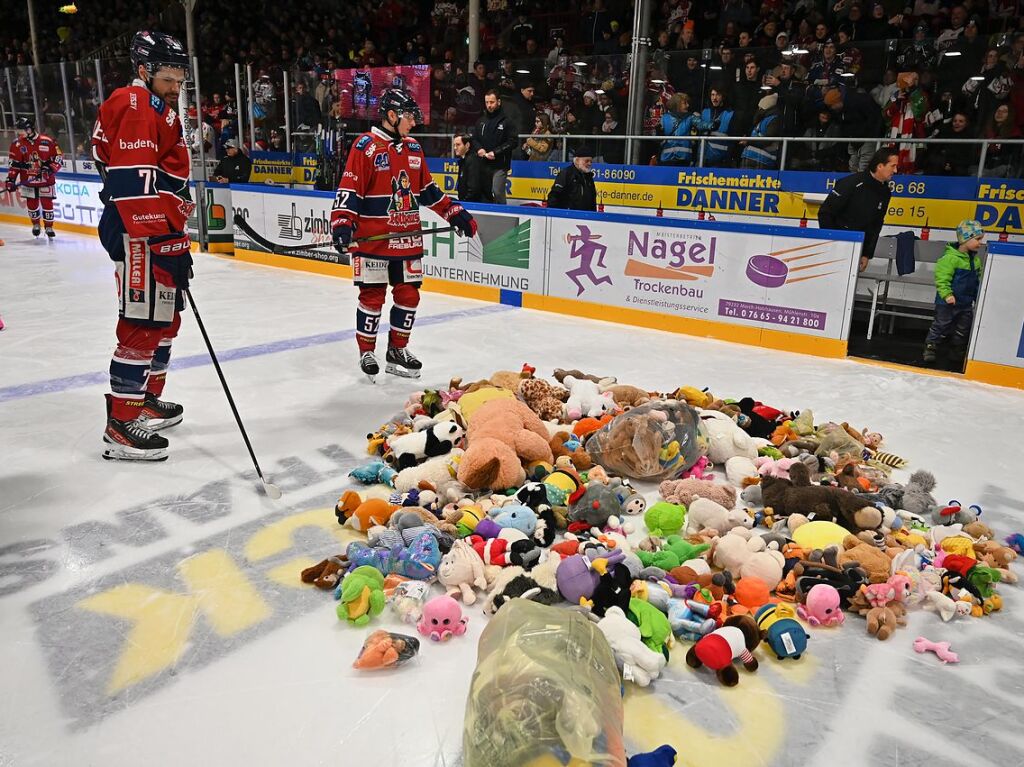 Kuscheltiere fast ohne Ende: Beim Teddy Bear Toss des EHC Freiburg gab es dieses Jahr einen neuen Rekord.