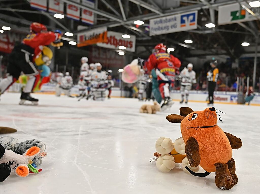 Kuscheltiere fast ohne Ende: Beim Teddy Bear Toss des EHC Freiburg gab es dieses Jahr einen neuen Rekord.