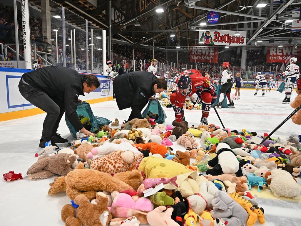 Kuscheltiere fast ohne Ende: Beim Teddy Bear Toss des EHC Freiburg gab es dieses Jahr einen neuen Rekord.