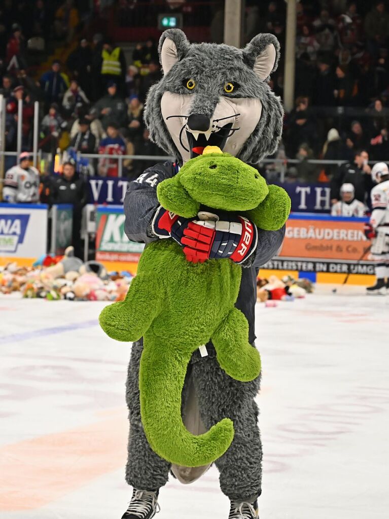 Kuscheltiere fast ohne Ende: Beim Teddy Bear Toss des EHC Freiburg gab es dieses Jahr einen neuen Rekord.