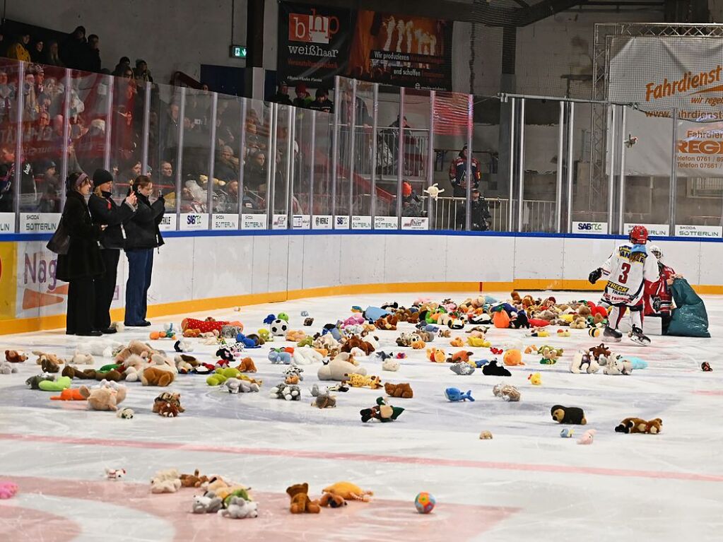 Kuscheltiere fast ohne Ende: Beim Teddy Bear Toss des EHC Freiburg gab es dieses Jahr einen neuen Rekord.