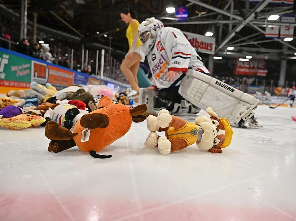 Kuscheltiere fast ohne Ende: Beim Teddy Bear Toss des EHC Freiburg gab es dieses Jahr einen neuen Rekord.