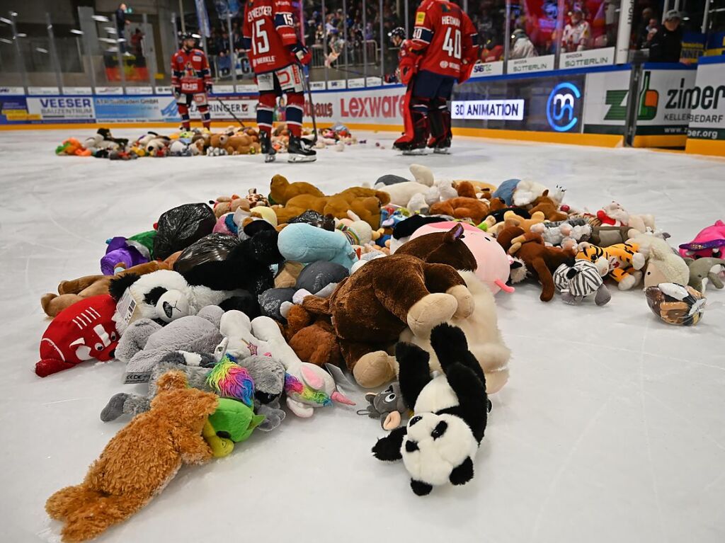 Kuscheltiere fast ohne Ende: Beim Teddy Bear Toss des EHC Freiburg gab es dieses Jahr einen neuen Rekord.