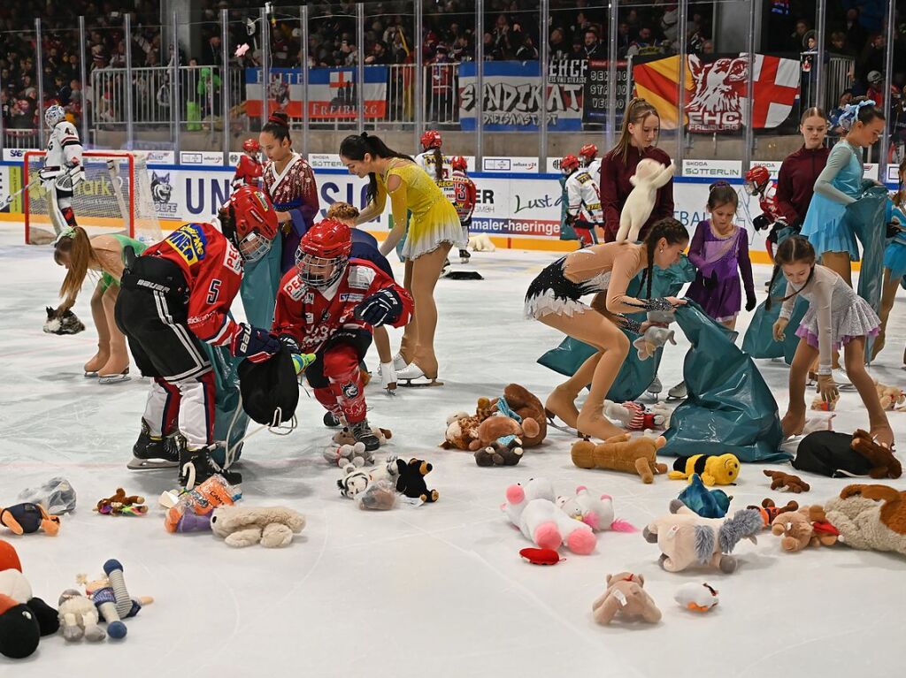 Kuscheltiere fast ohne Ende: Beim Teddy Bear Toss des EHC Freiburg gab es dieses Jahr einen neuen Rekord.