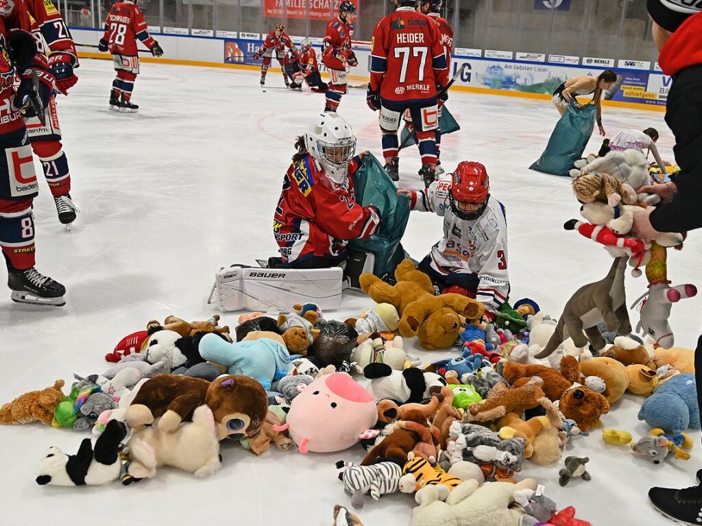 Kuscheltiere fast ohne Ende: Beim Teddy Bear Toss des EHC Freiburg gab es dieses Jahr einen neuen Rekord.