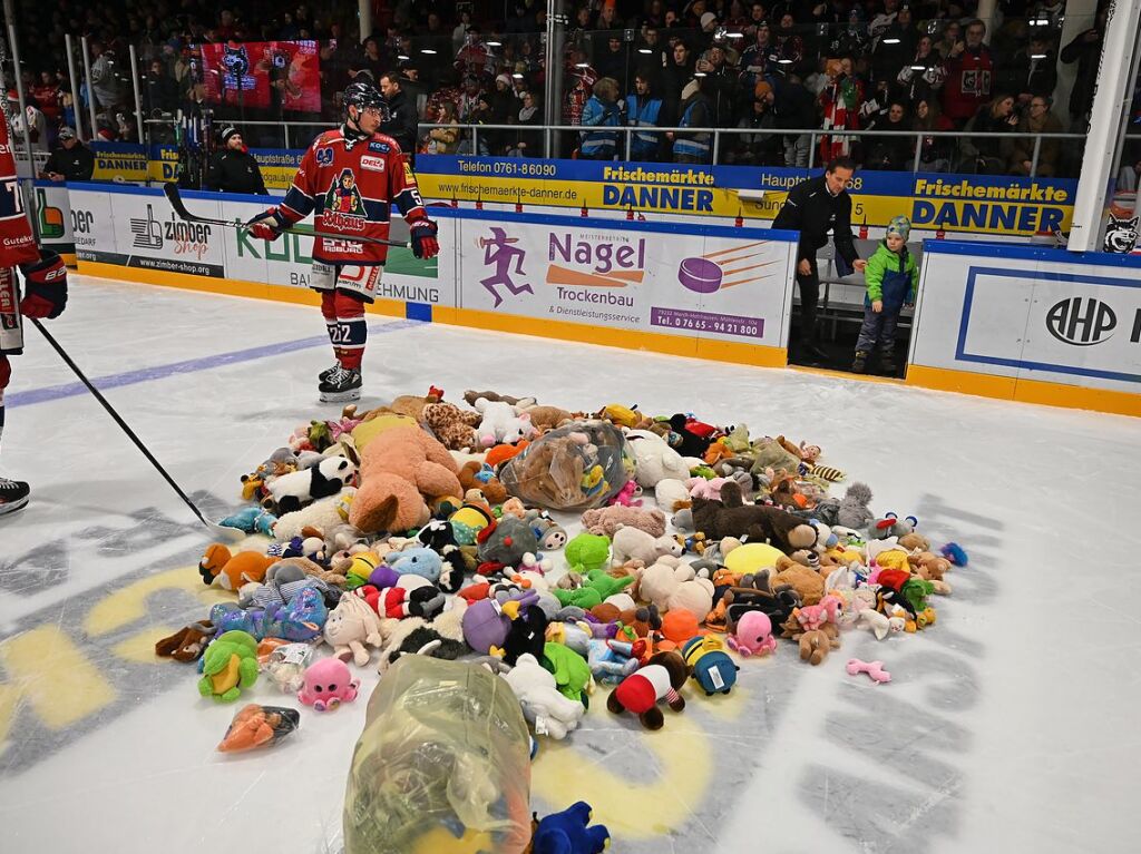 Kuscheltiere fast ohne Ende: Beim Teddy Bear Toss des EHC Freiburg gab es dieses Jahr einen neuen Rekord.