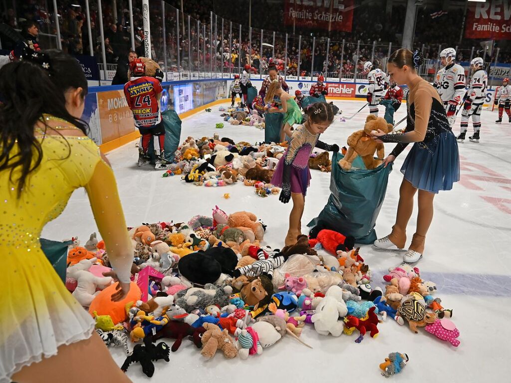 Kuscheltiere fast ohne Ende: Beim Teddy Bear Toss des EHC Freiburg gab es dieses Jahr einen neuen Rekord.