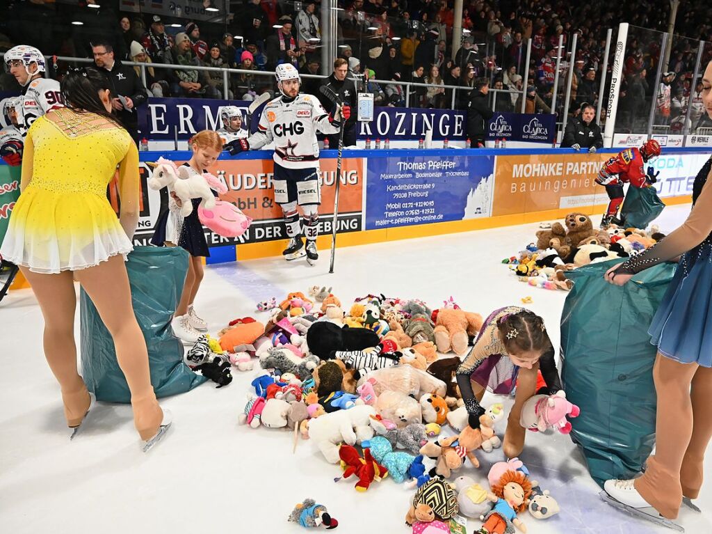 Kuscheltiere fast ohne Ende: Beim Teddy Bear Toss des EHC Freiburg gab es dieses Jahr einen neuen Rekord.