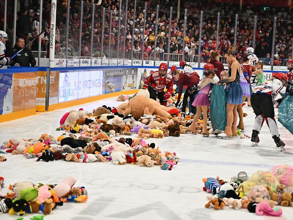 Kuscheltiere fast ohne Ende: Beim Teddy Bear Toss des EHC Freiburg gab es dieses Jahr einen neuen Rekord.