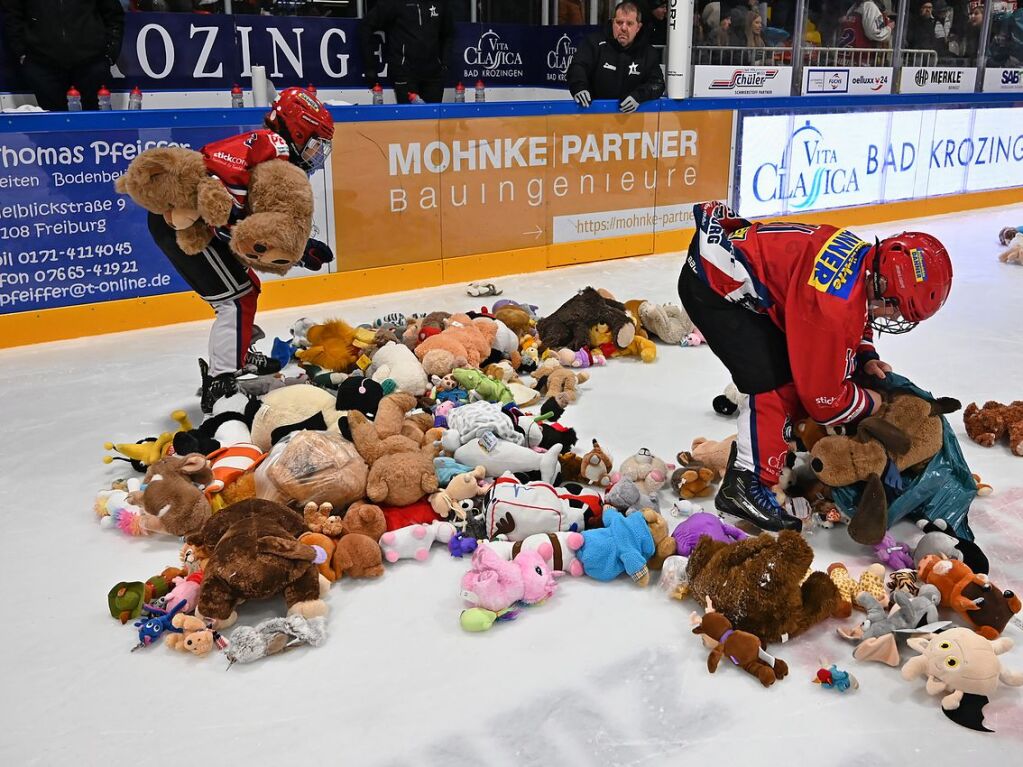 Kuscheltiere fast ohne Ende: Beim Teddy Bear Toss des EHC Freiburg gab es dieses Jahr einen neuen Rekord.